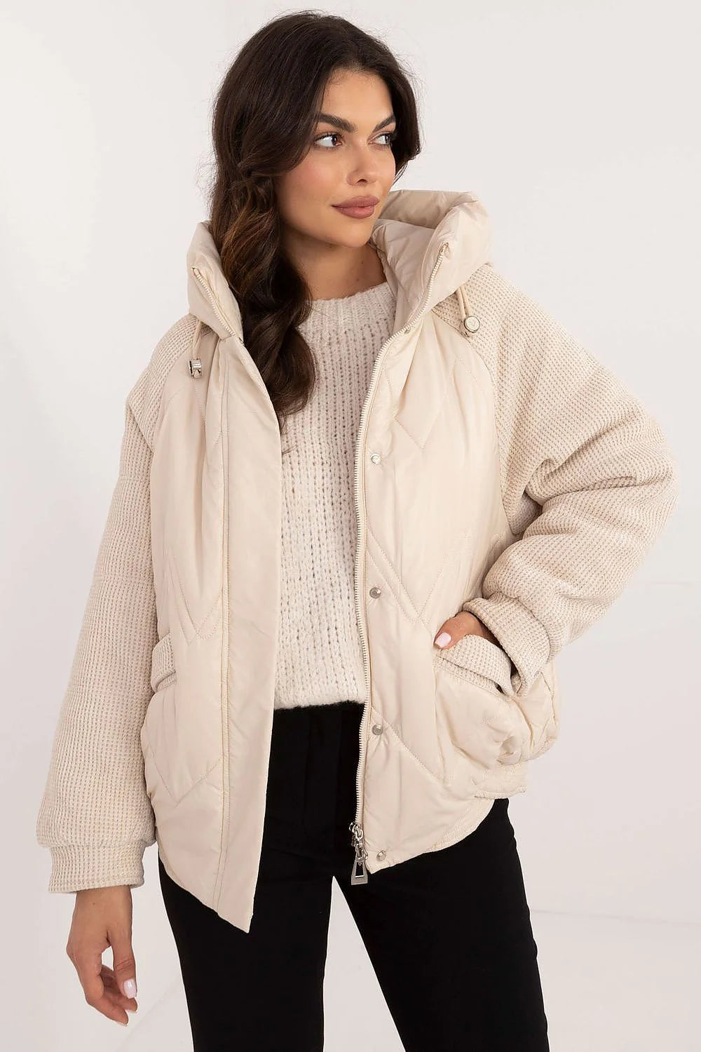 Veste matelassée pour femme beige clair manches tricot polyester isolante capuche poches latérales mode automne-hiver