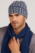 Bonnet Kamea femme motif géométrique bleu marine gris clair tricot laine acrylique coupe ajustée finitions soignées badge métallique écharpe assortie hiver