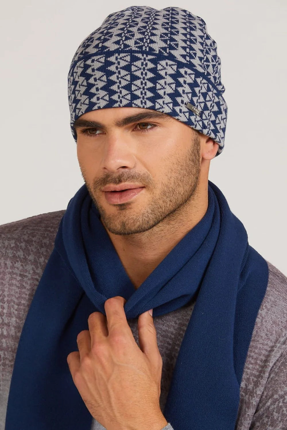 Bonnet Kamea femme motif géométrique bleu marine gris clair tricot laine acrylique coupe ajustée finitions soignées badge métallique écharpe assortie hiver