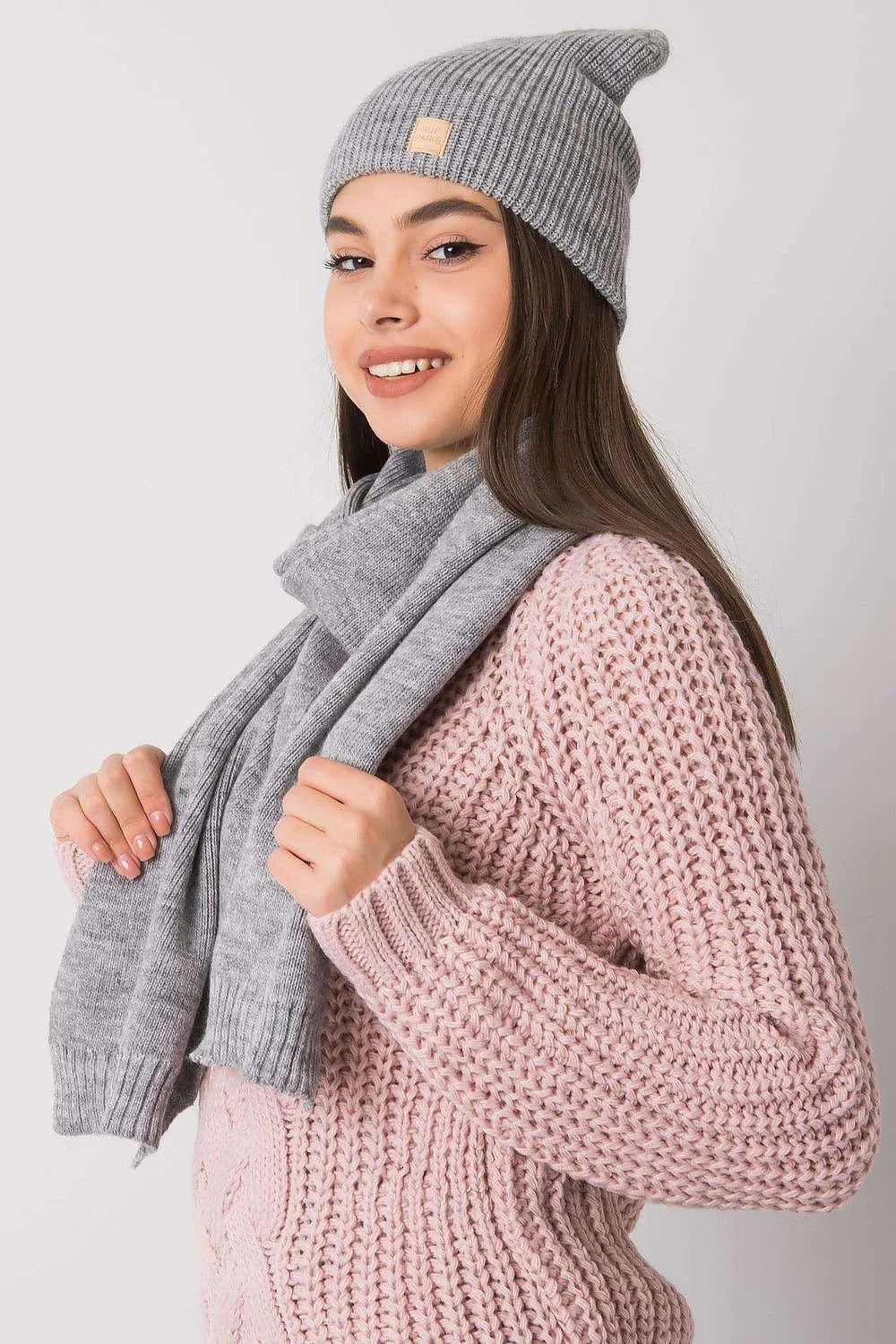 Ensemble d'hiver pour femme bonnet écharpe pull acrylique 100% mode urbaine style classique couleur grise rose pâle Pologne