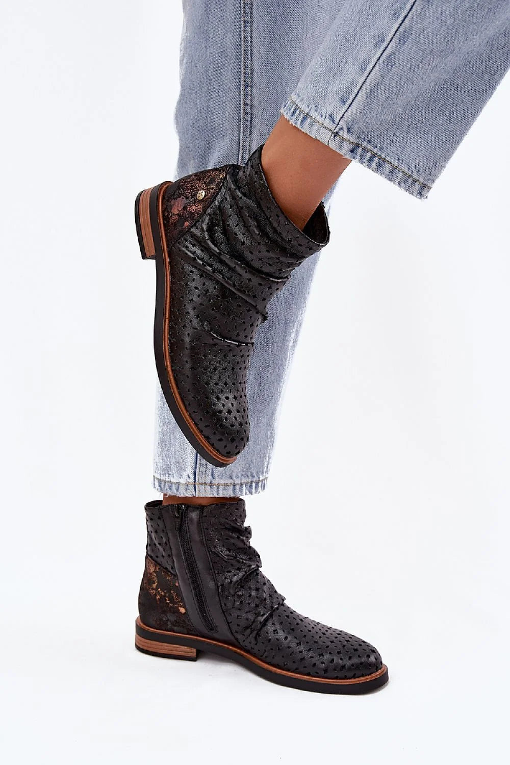 bottines femme Maciejka cuir noir perforé mi cheville talon plat 3cm bout arrondi fermeture éclair latérale tige froissée