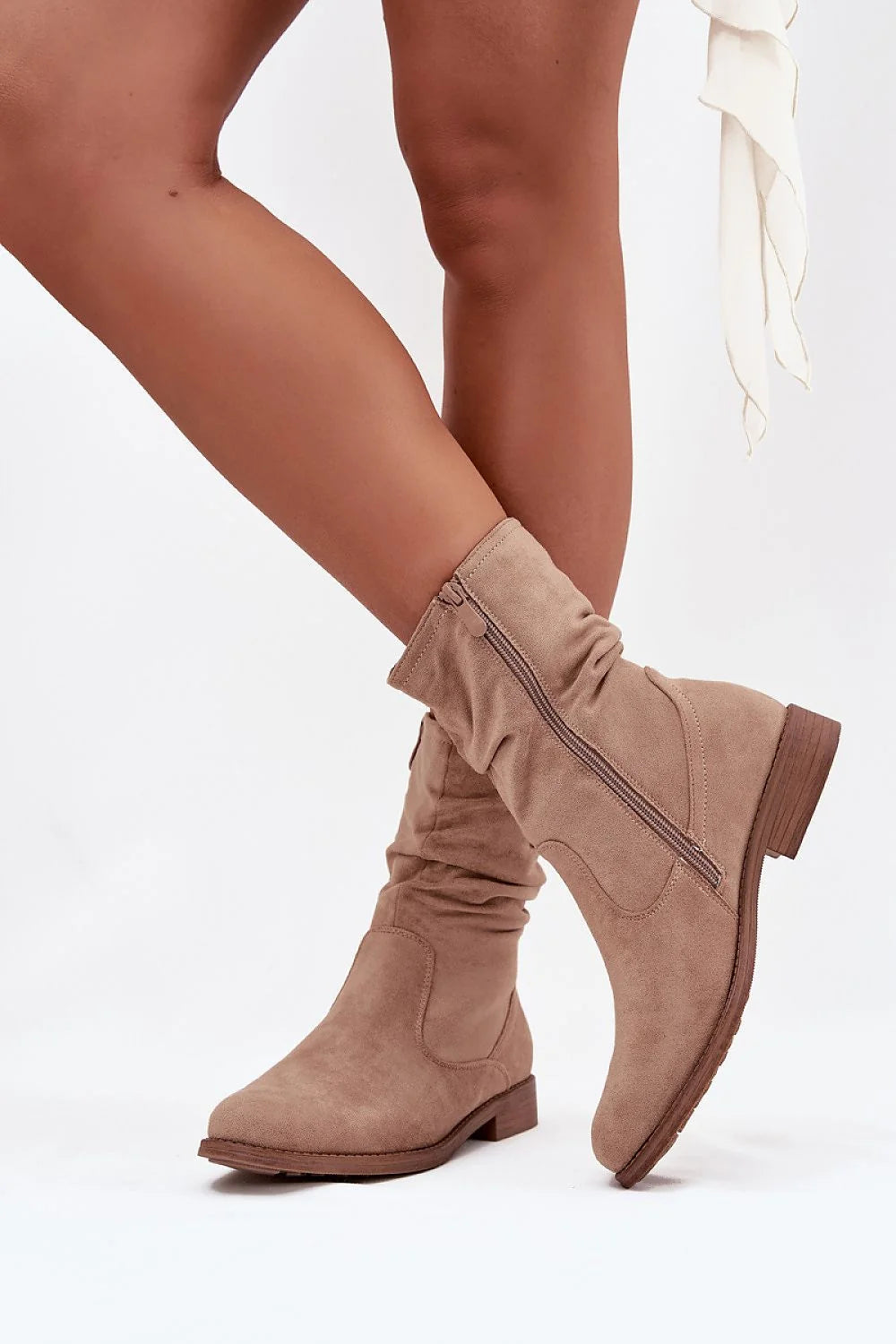 bottes femme suédine écologique beige nude mi mollet slouchy bout arrondi zippée latérale talon bas effet bois semelle robuste confortable
