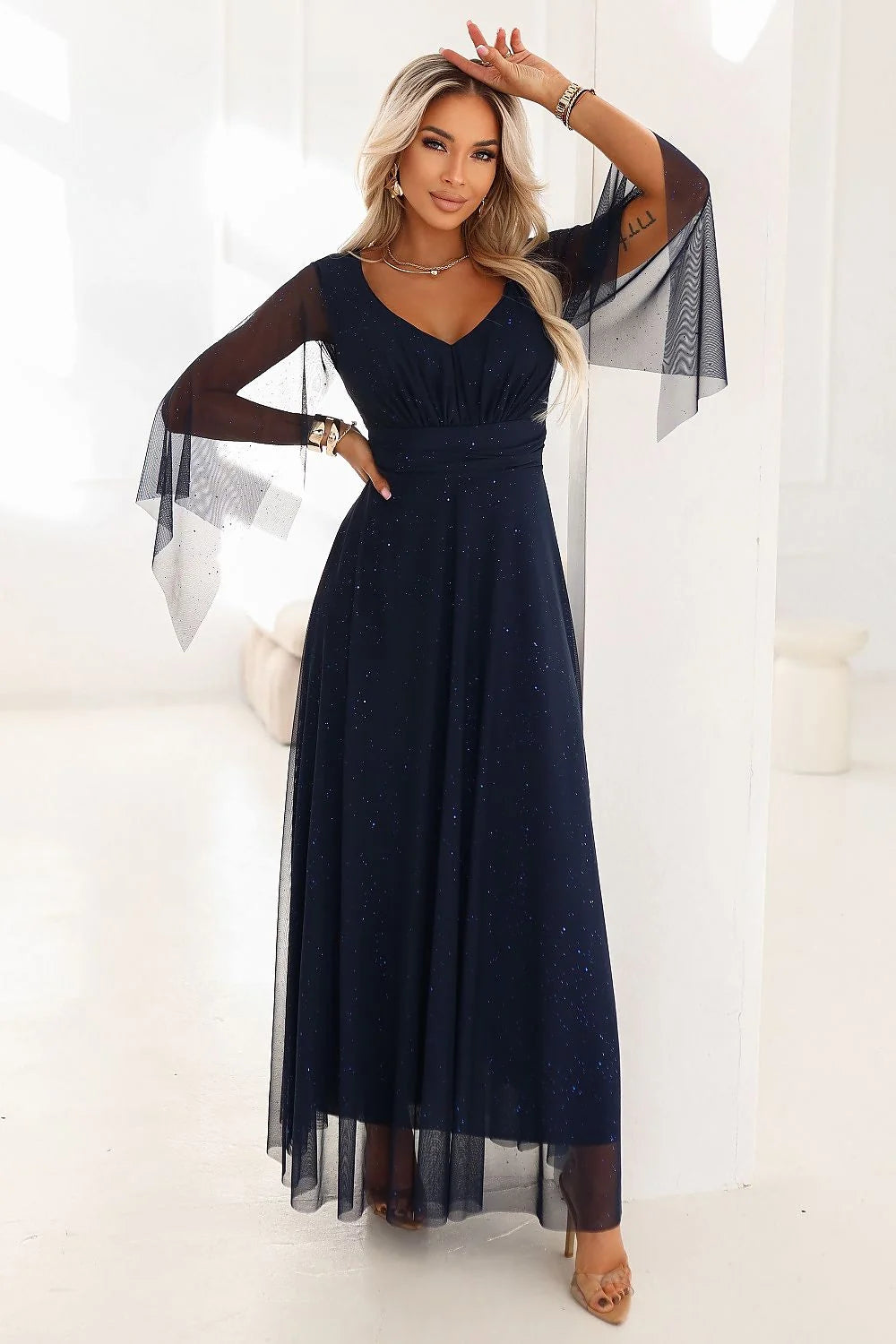 robe longue bleu marine pailletée scintillante soirée mariage Numoco empire taille cintrée ceinture large manches papillon évasées tulle
