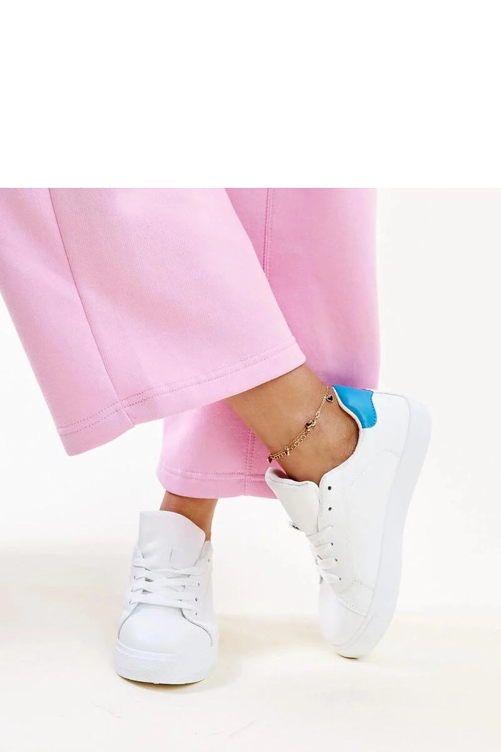 Baskets Solea Akila Adidas blanches bleues jogging femmes cuir simili confort urbain style casual