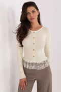 pull femme maille côtelée écru cintrée manches longues col rond boutons dorés décoratifs volant dentelle florale élégant féminin