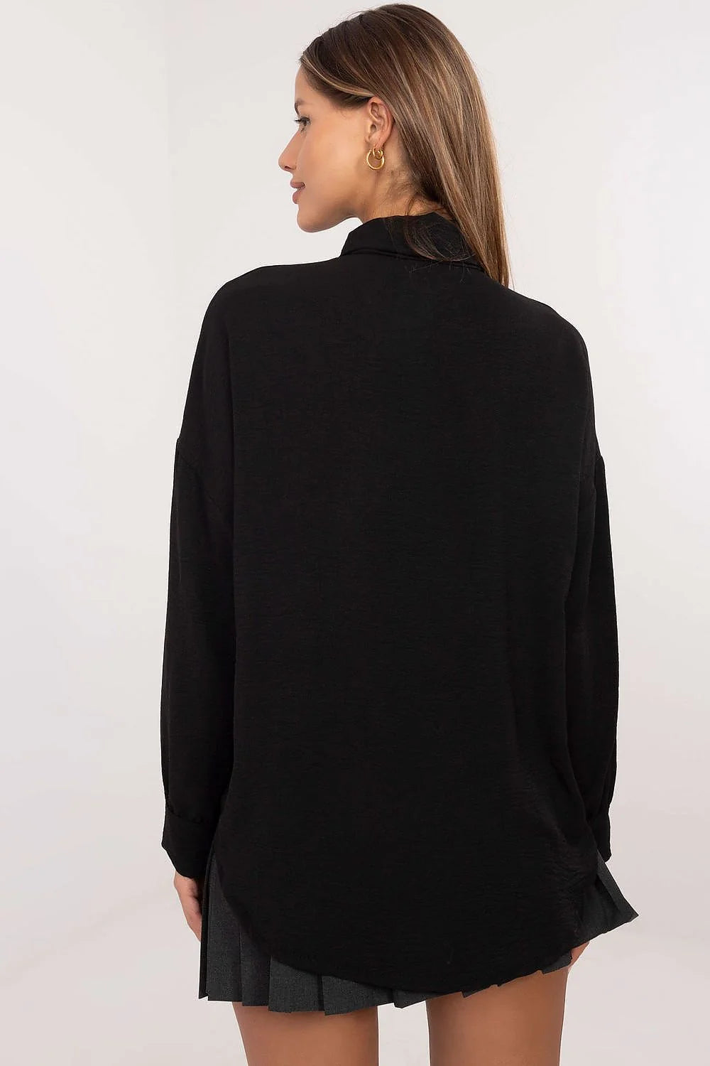 Chemisier noir oversize manches longues nœud multicolore avec jupe plissée grise matière confortable pour femmes