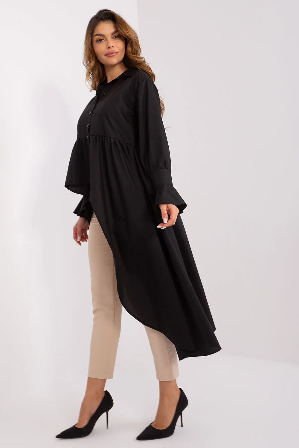 Tenue féminine moderne élégante tunique noire pantalon beige longue asymétrique ample style contemporain coupe droite ajustée