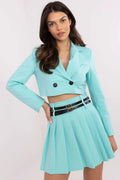 Jeu coordonné féminin Blazer court Jupe plissée Bleu clair Taille ajustable Matière polyester Finitions élégantes Mode moderne Occasions multiples