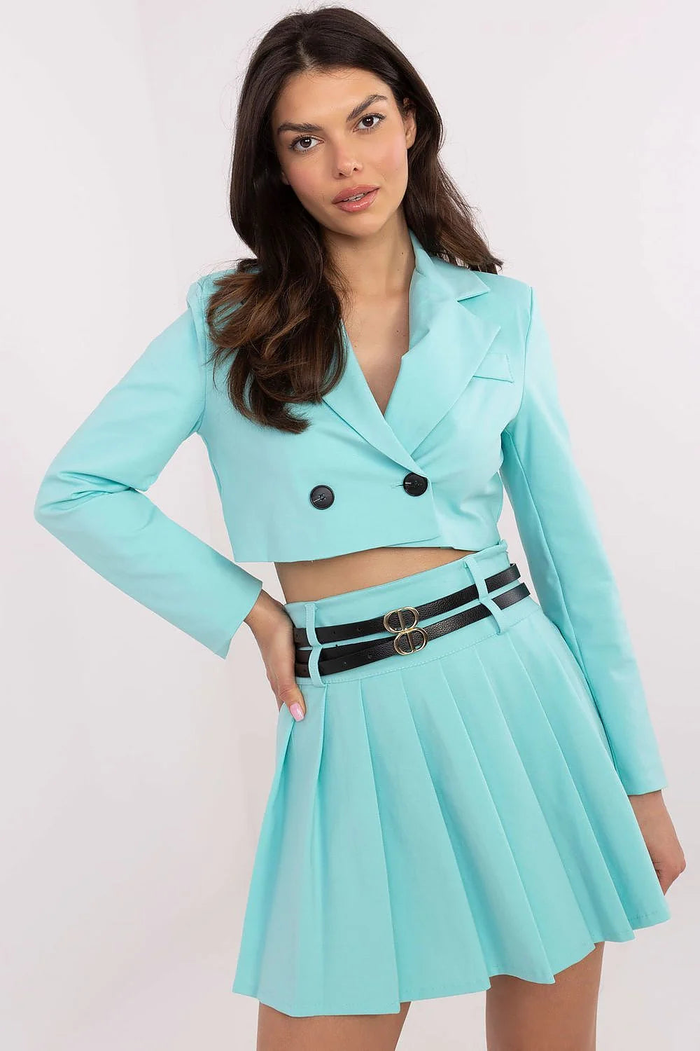 Jeu coordonné féminin Blazer court Jupe plissée Bleu clair Taille ajustable Matière polyester Finitions élégantes Mode moderne Occasions multiples