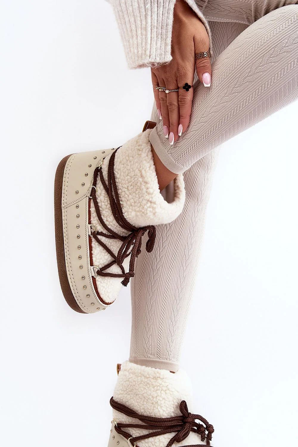 Bottes de neige pour femmes en fourrure synthétique et cuir écolo, style élégant et moderne, semelle massive, isolation intérieure, lacets épais, finitions métalliques dorées, parfait pour l'hiver quotidien