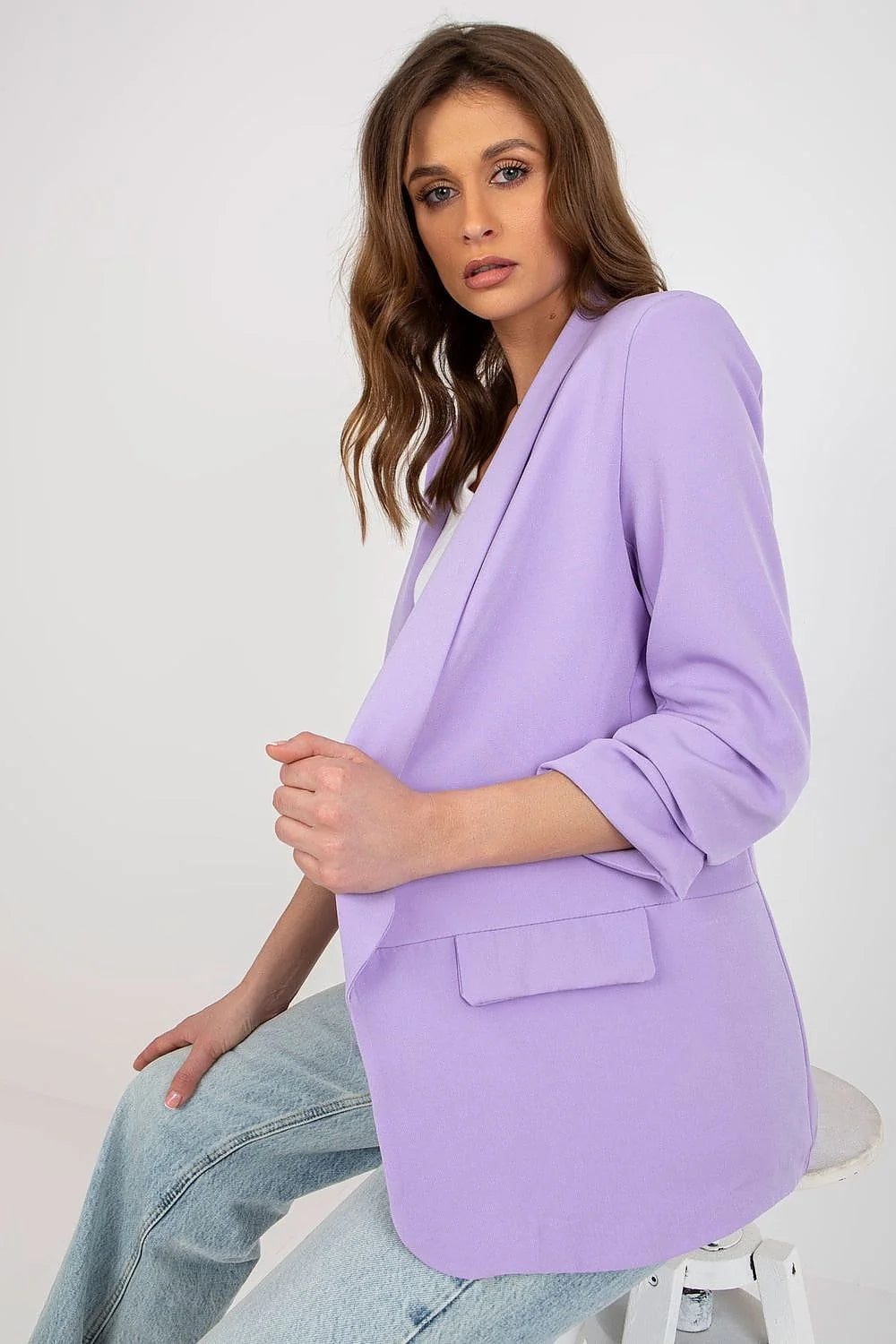 Veste blazer féminine couleur lavande douce en polyester et élasthanne, design moderne structuré, manches longues, poches à rabat, coupe ajustée, idéale pour les occasions décontractées et semi-formelles