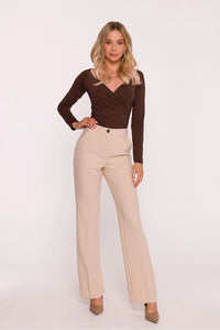 pantalon femme tailleur beige taille moyenne ajustée hanches jambe droite longue pli repassé poches latérales fermeture bouton glissière cachée léger