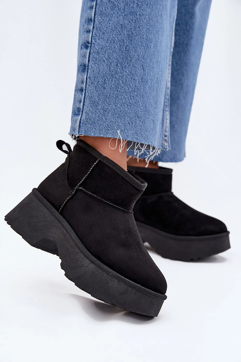 bottes neige femme suédine écologique cheville noires plateforme épaisse semelle crantée talon 6cm doublure fourrure chaleur confort enfilage facile