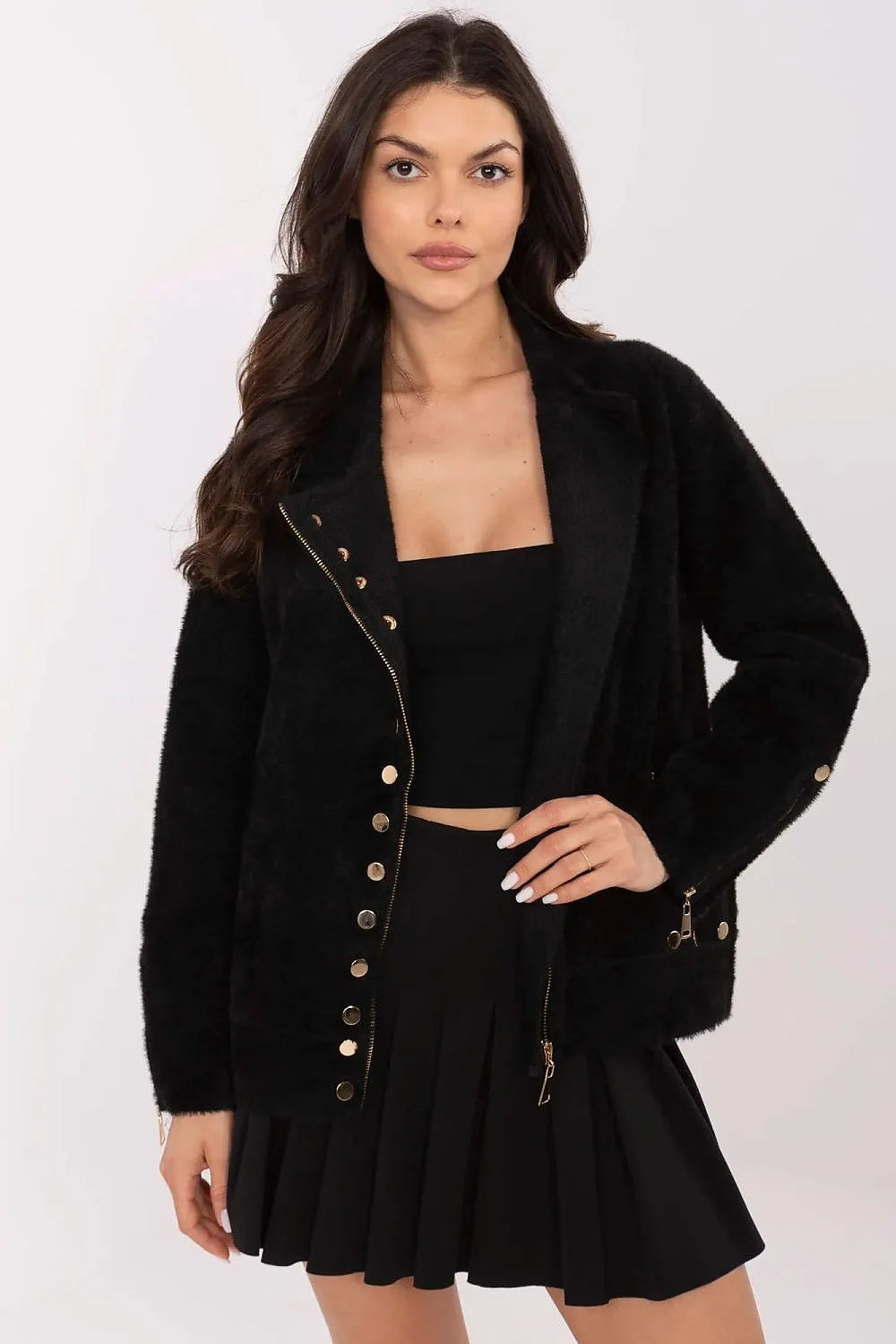 Veste élégante pour femme en laine et fibres synthétiques, style moderne, noir avec détails dorés, manches longues, fermeture éclair et boutons décoratifs