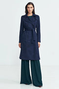 manteau trench femme bleu marine coupe ajustée ceinture nouée épaulettes structurées double boutonnage longueur mollets suédine doublure isolante poches latérales