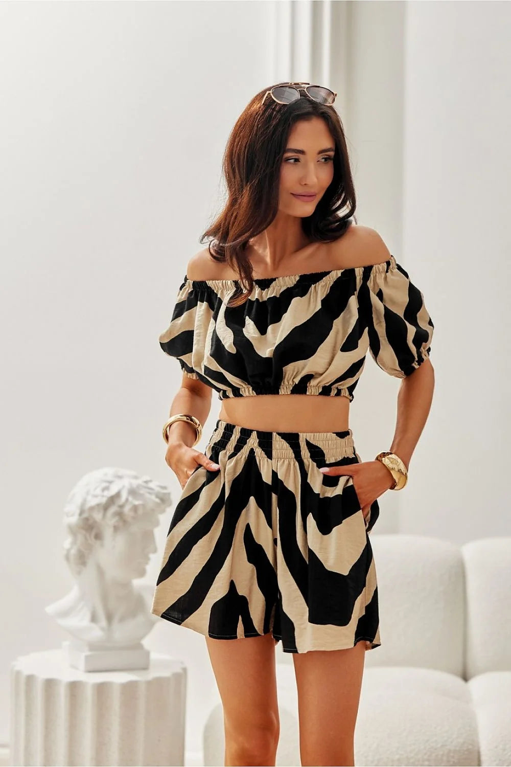 Ensemble vêtements femmes chic moderne crop top short épaules dénudées manches bouffantes taille haute tissu léger zébré noir beige été