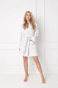 Peignoir blanc en éponge doux et élégant style décontracté avec poches pour femmes modernes