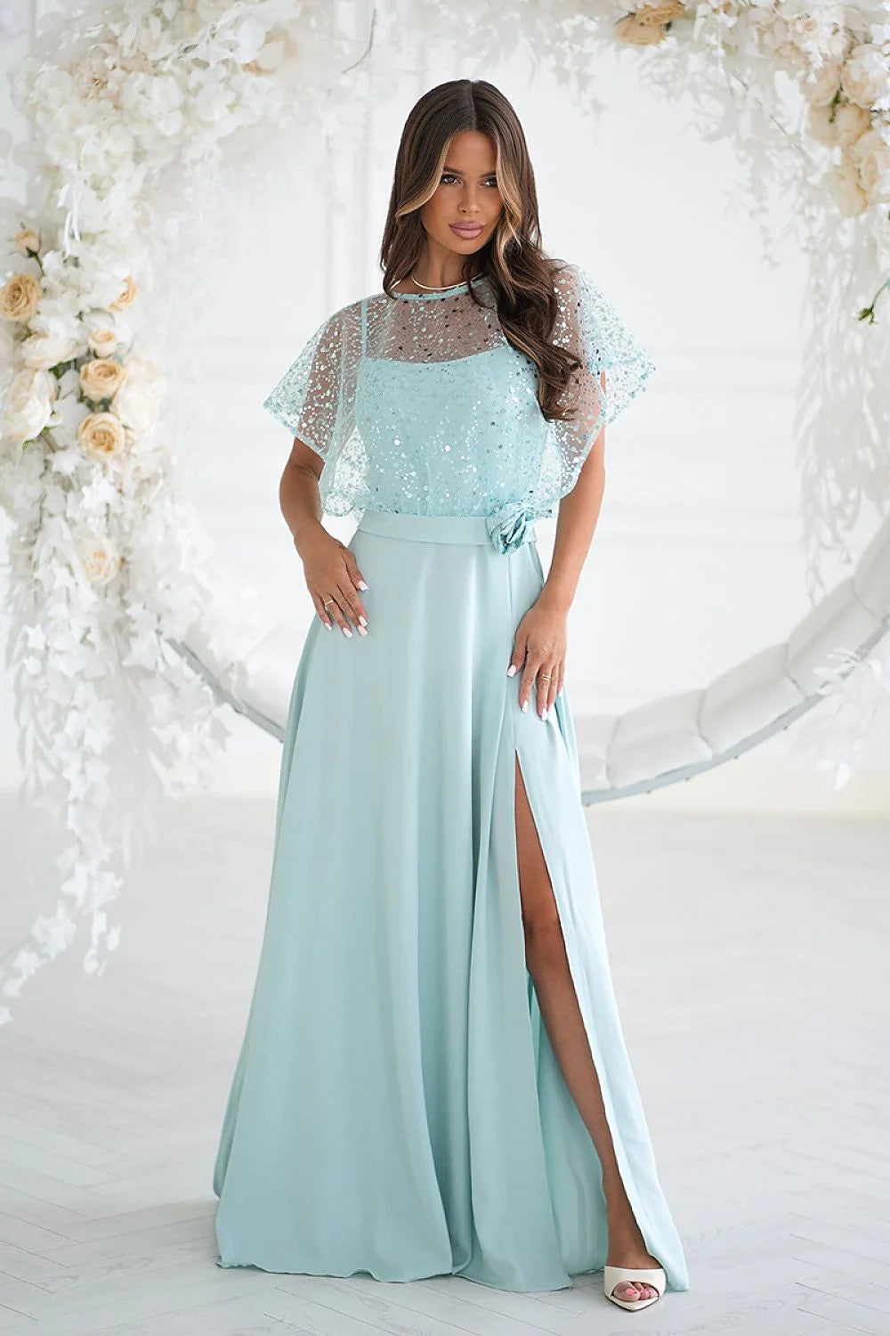 robe longue soirée menthe pâle corsage tulle brodé sequins col rond manches cape satinée jupe crêpe taille ceinturée fleur décorative