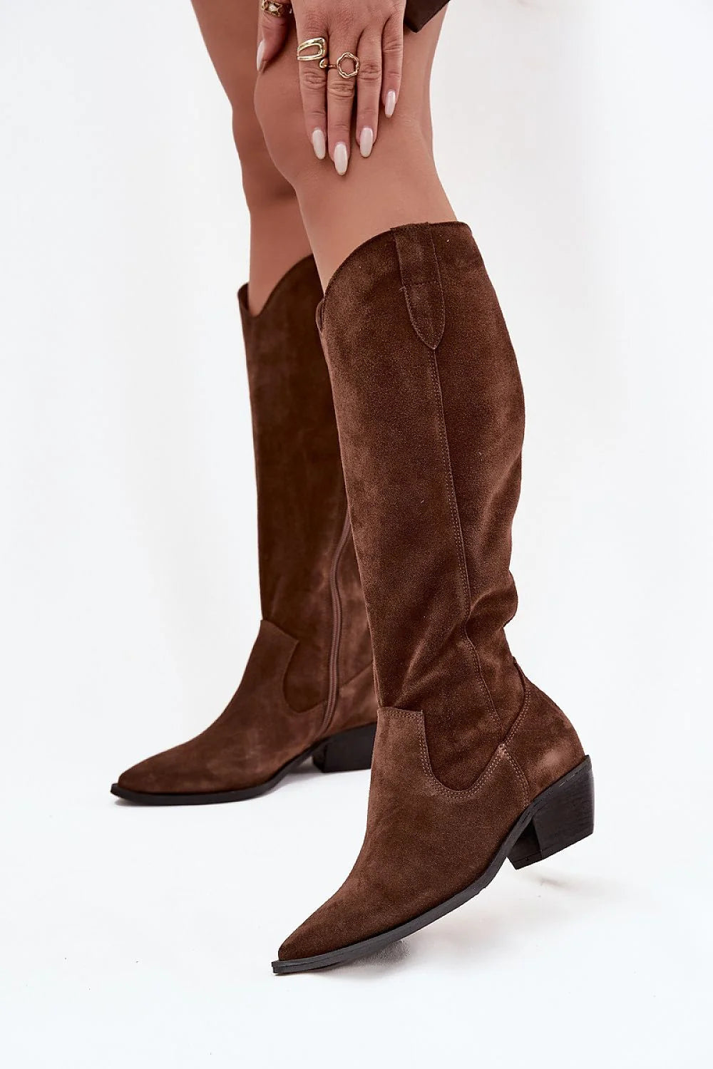 bottes femme hautes cowboy daim suédé naturel marron tige genou bout pointu talon bloc moyen noir semelle contrastée doublure feutre