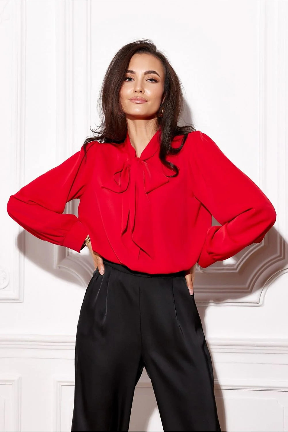 Chemisier élégant à manches longues en soie satinée rouge vif pour femme, style sophistiqué, coupe ample, détails en nœud