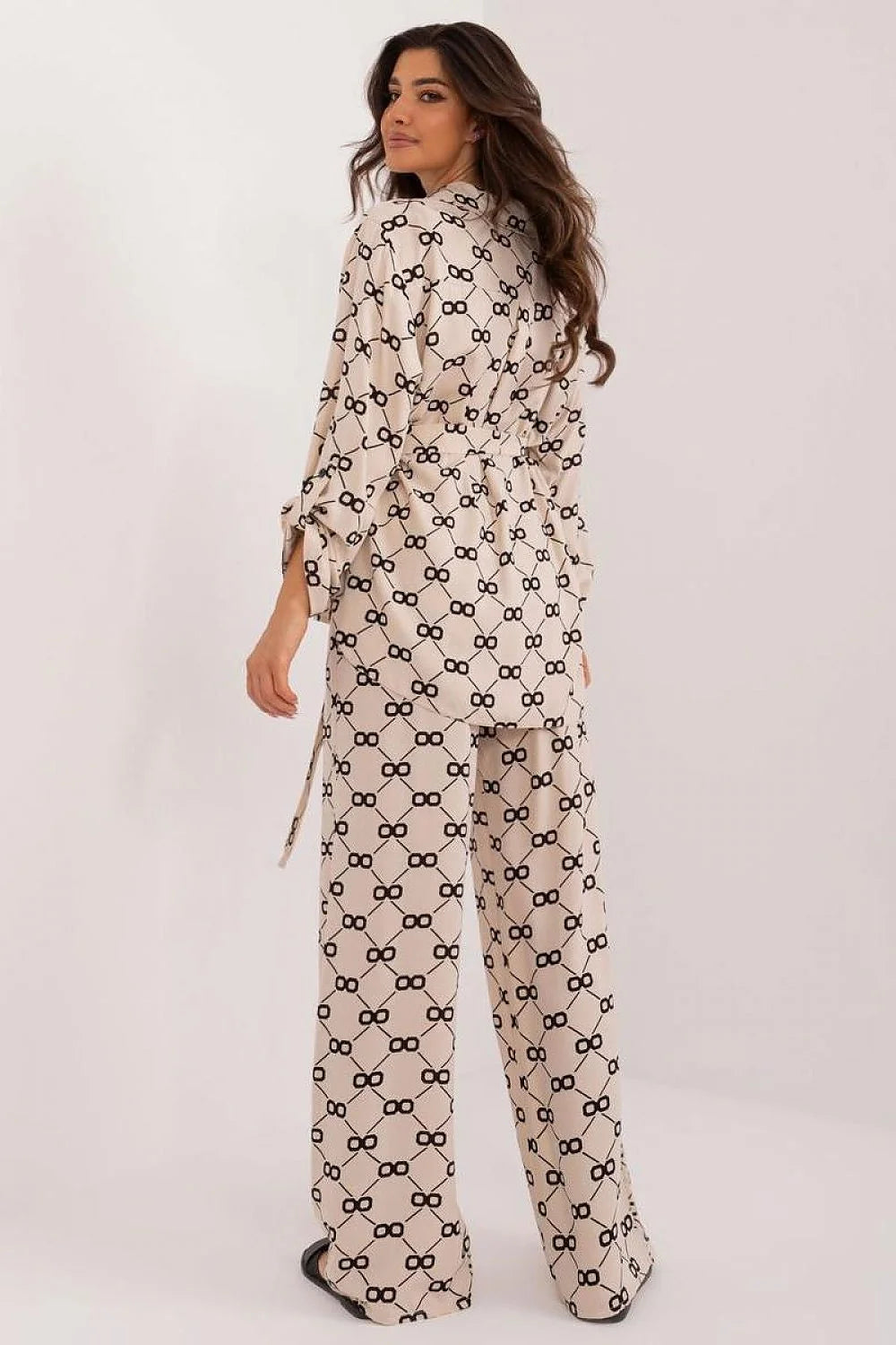 Ensemble féminin estival chemise pantalon motif géométrique beige noir coupe décontractée manches longues ceinture incluse
