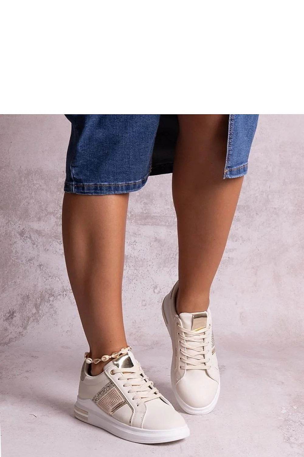 baskets femme basses beige similicuir ajourés mesh accents métallisés dorés semelle blanche compensée col rembourré lacets assortis coquillages estivale