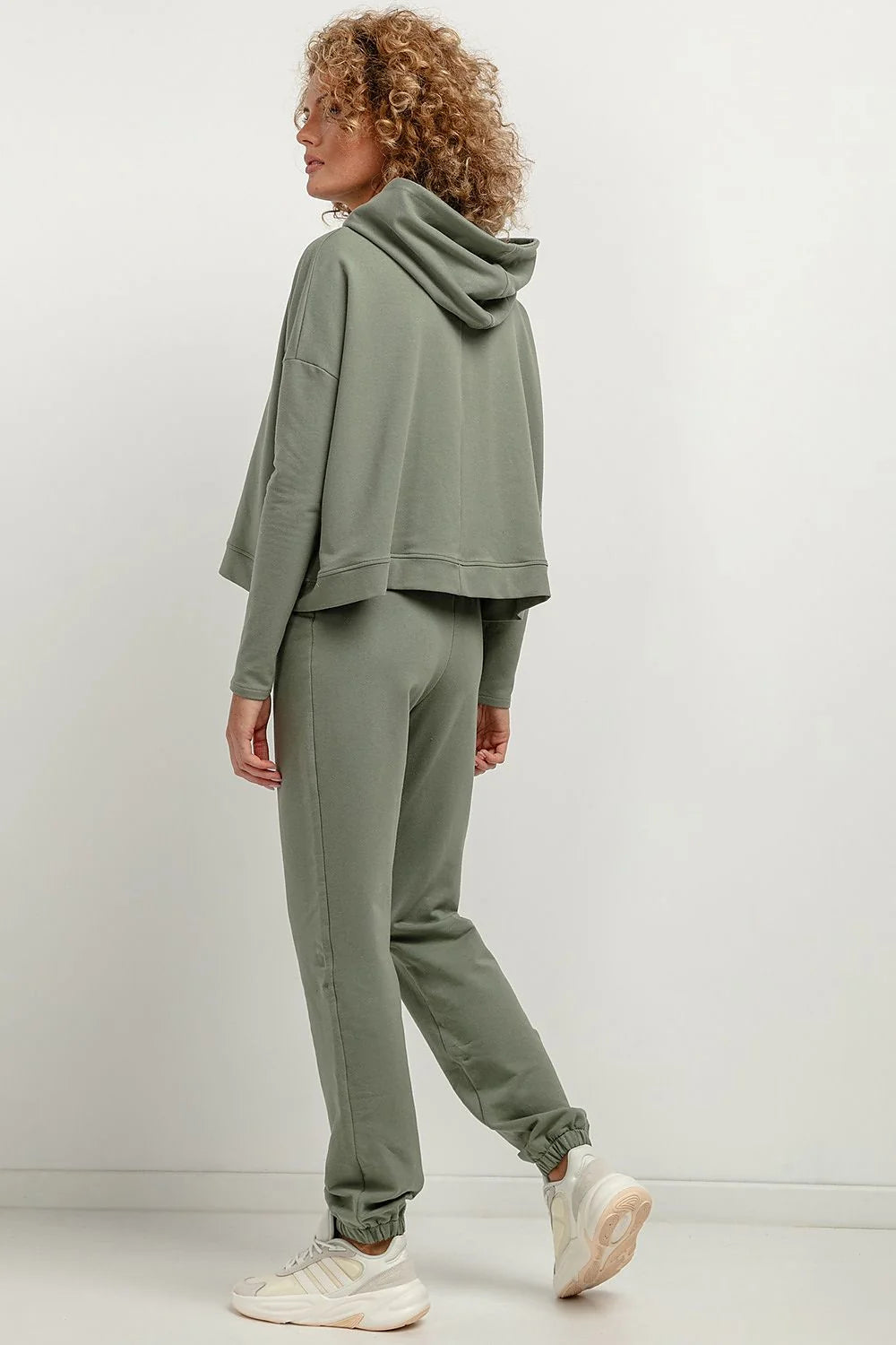pantalon survêtement Tessita jogger femme vert olive coupe ample ceinture élastique ourlets resserrés coton polyester doux respirant durable