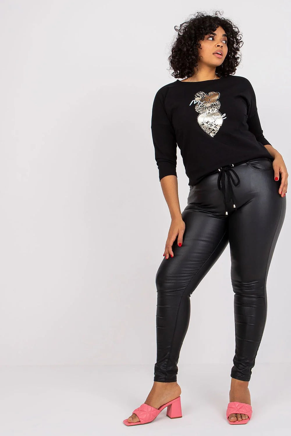 Ensemble femme noir similicuir chic moderne avec cœurs métalliques et sandales roses confortables élégantes