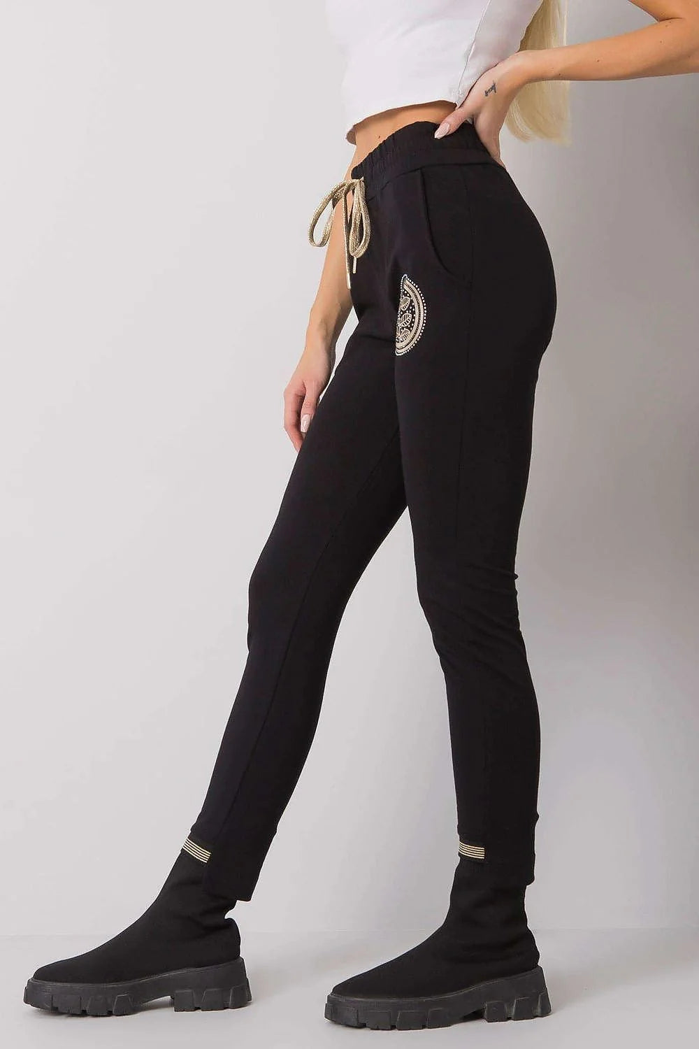 Pantalon survêtement coton élasthanne femme ajusté moderne noir confortable sport urbain quotidien élégant