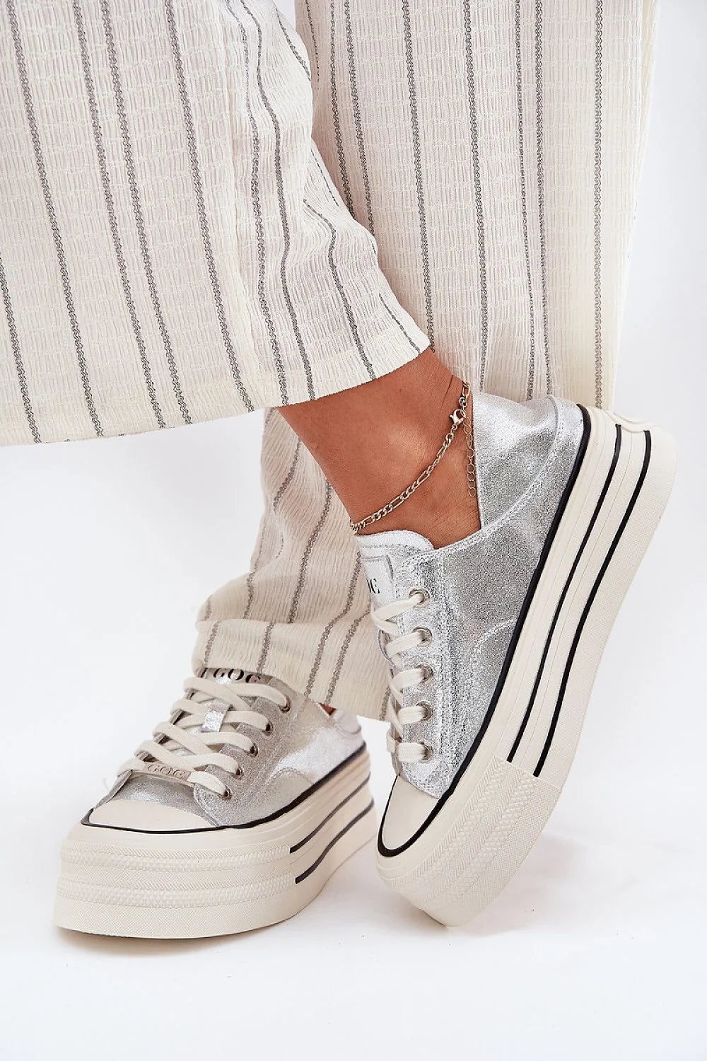Baskets pour femmes cuir naturel plateforme massive design moderne couleur argentée style urbain confort tout le jour