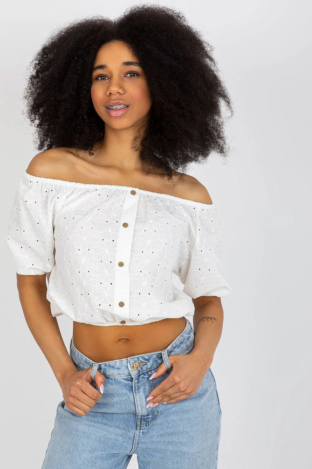 chemisier boho estival quotidien coton respirant broderie anglaise blanche courte bardot épaules dénudées manches courtes bouffantes boutons bois