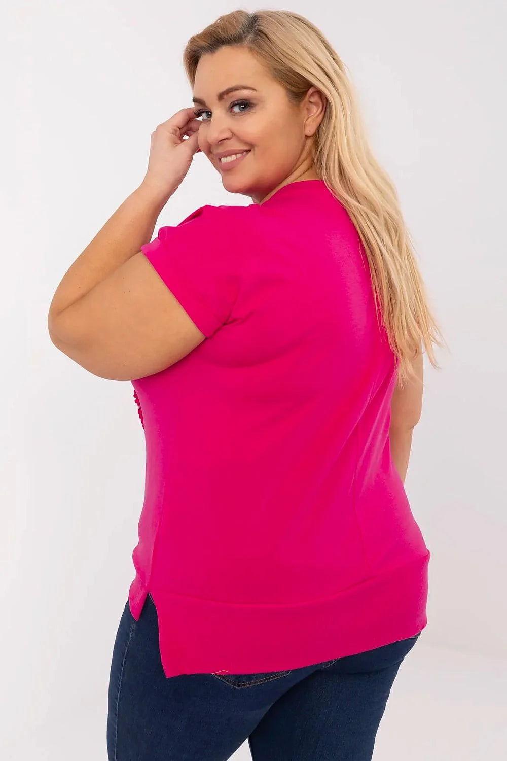 T-shirt femme grande taille style casual chemisier Relevance coupe ample matériau confortable couleur rose vif détails cœurs brillants manches courtes encolure V