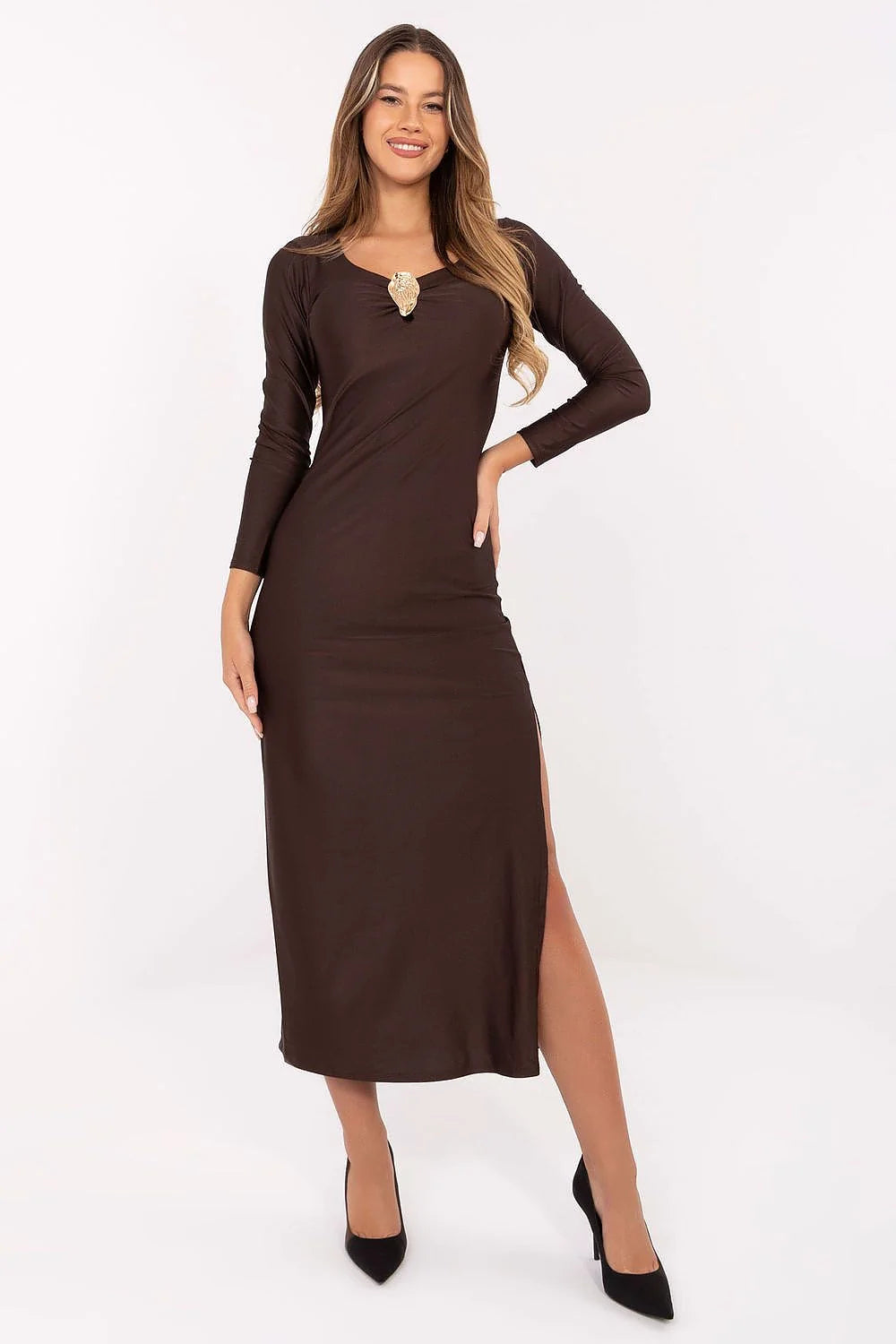 robe soirée crayon midi marron chocolat moulante viscose polyester manches longues col arrondi décolleté cœur broche dorée fente latérale haute