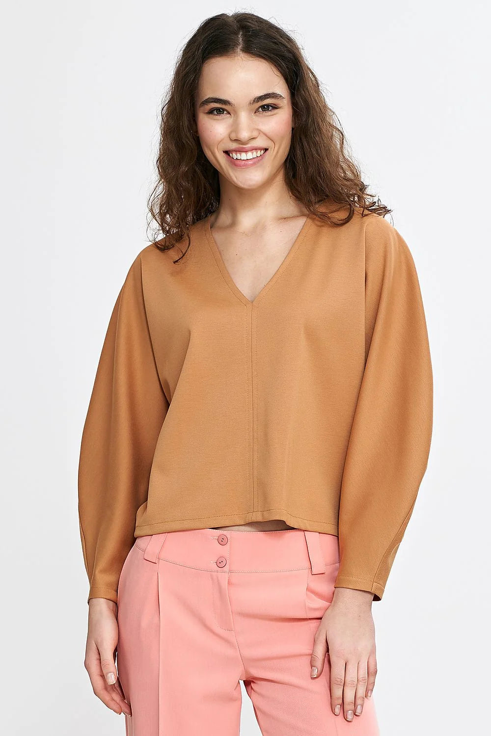 chemisier oversize viscose encolure V manches ballon chauve souris coupe droite bas arrondi tissu doux soyeux lisse souple couleur camel