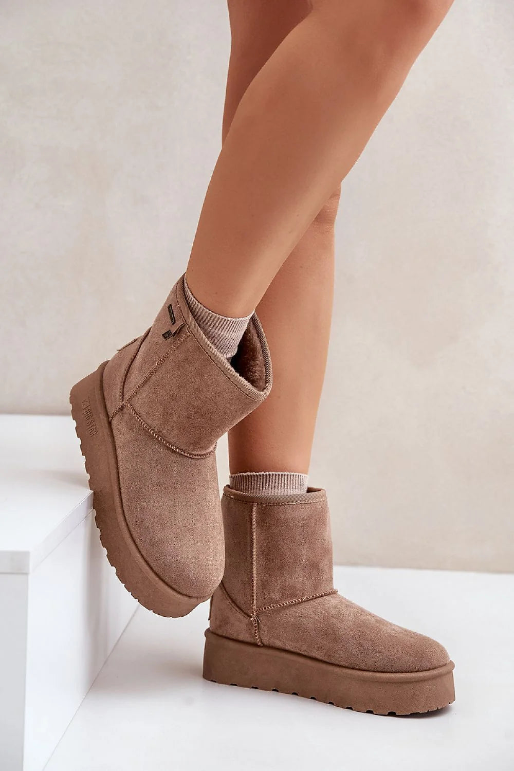 Bottes de neige pour femme en suédine écologique taupe fourrure intérieure semelle épaisse tige courte style casual