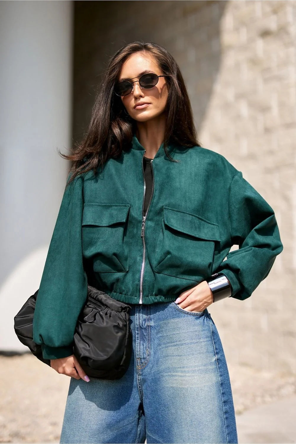bomber suédine vert forêt profond oversize boxy col montant manches bouffantes base élastiquée poches rabat fermeture zippée argentée coupe courte