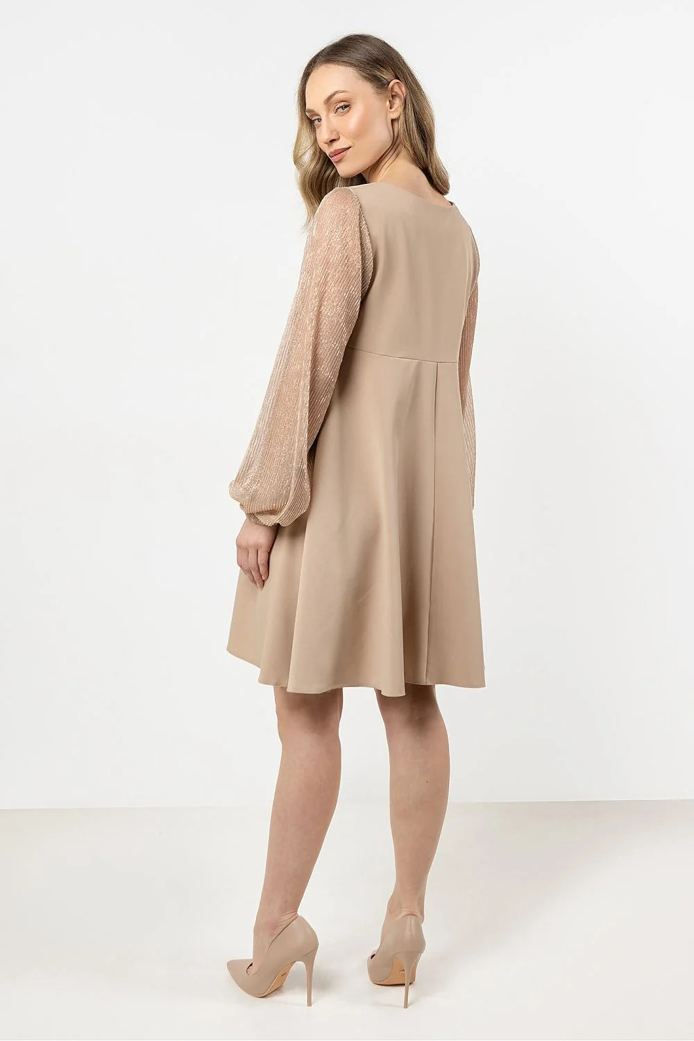 Robe de soirée élégante couleur beige manches transparentes en tulle longueur genoux trapèze femme