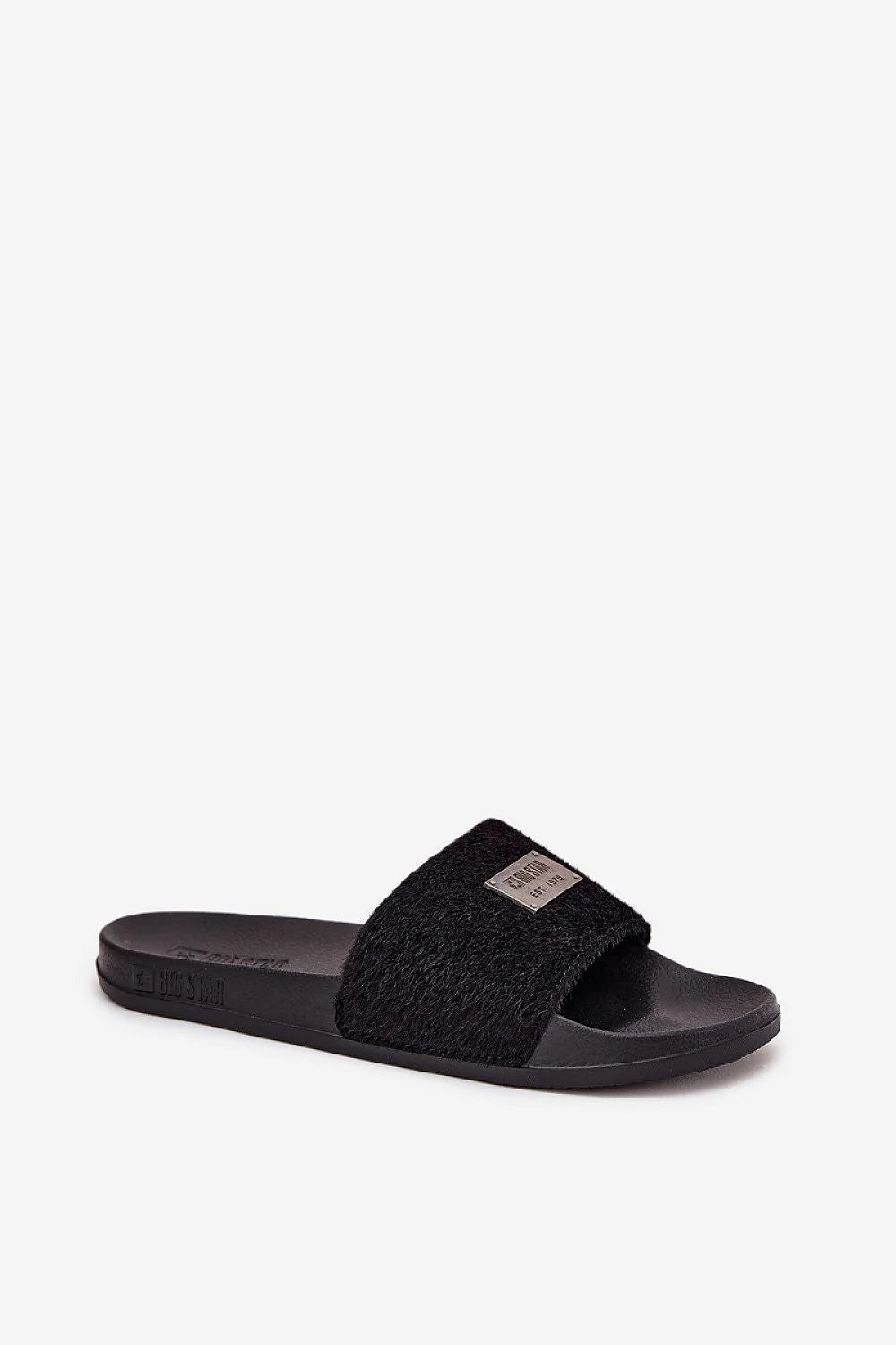 claquettes femme slides mules ouvertes talon plat semelle ergonomique caoutchouc bride fourrure synthétique noire plaque métallique logo confortable