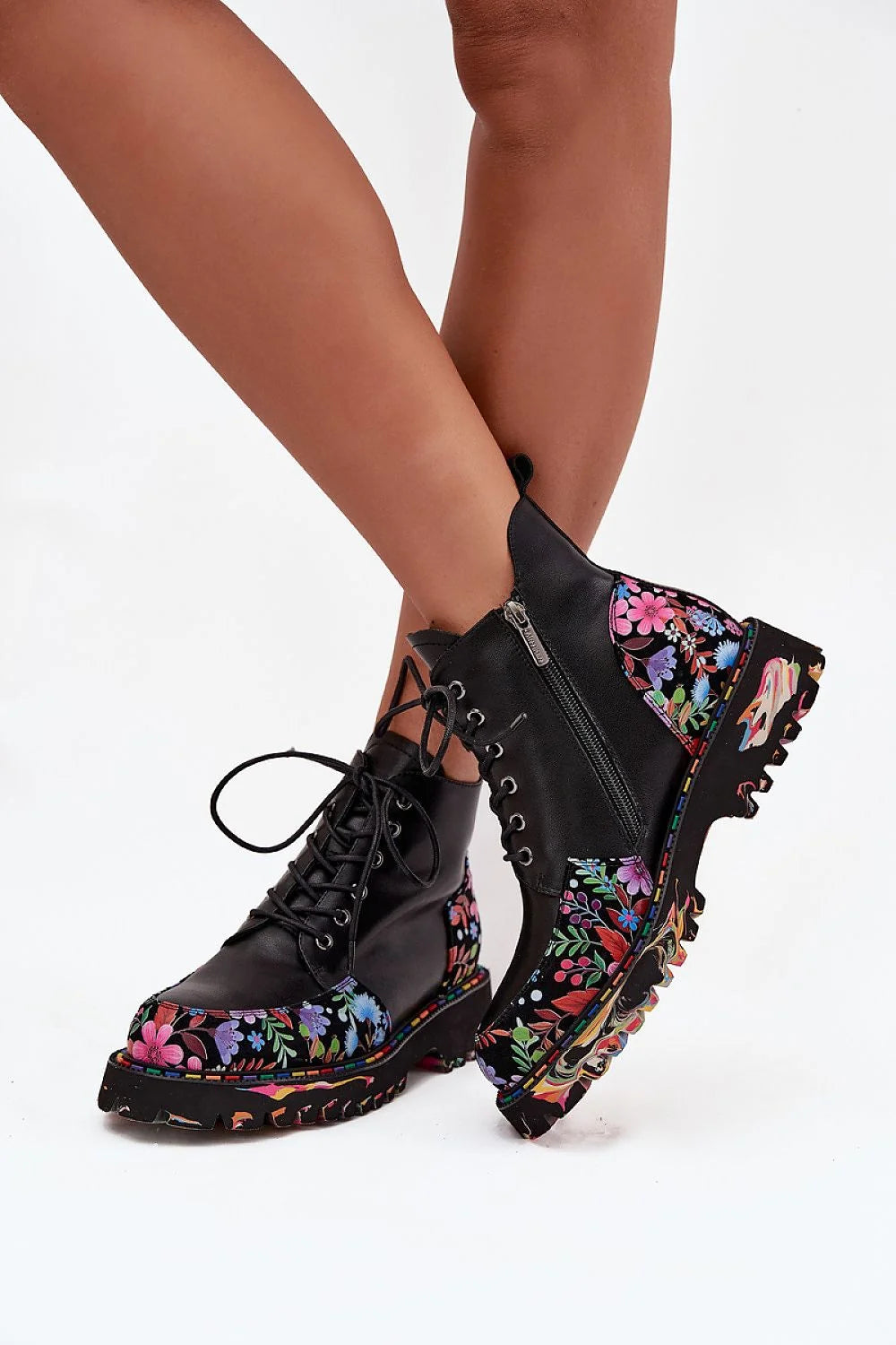 bottines femme cuir naturel noir motif floral multicolore lacets zip plateforme crantée talon bas confortables isolantes durables bohème chic urbain