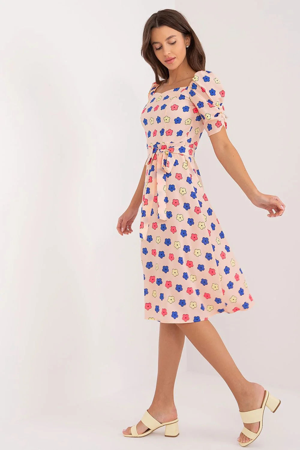 Robe de jour Lakerta style rétro coupe midi évasée manches courtes épaulettes froncées imprimé floral beige clair fleurs bleues rouges jaunes tissu léger coton doux été mi-saison