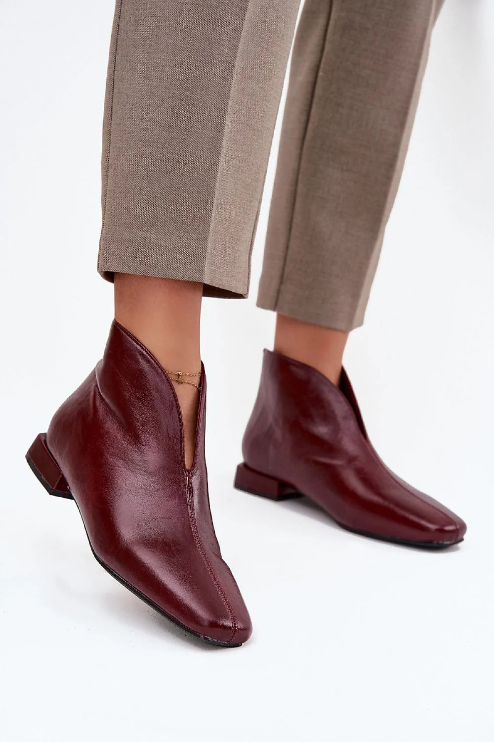 bottines femme cuir écologique bordeaux bout effilé arrondi talon bas carré fermeture arrière glissière finition brillante
