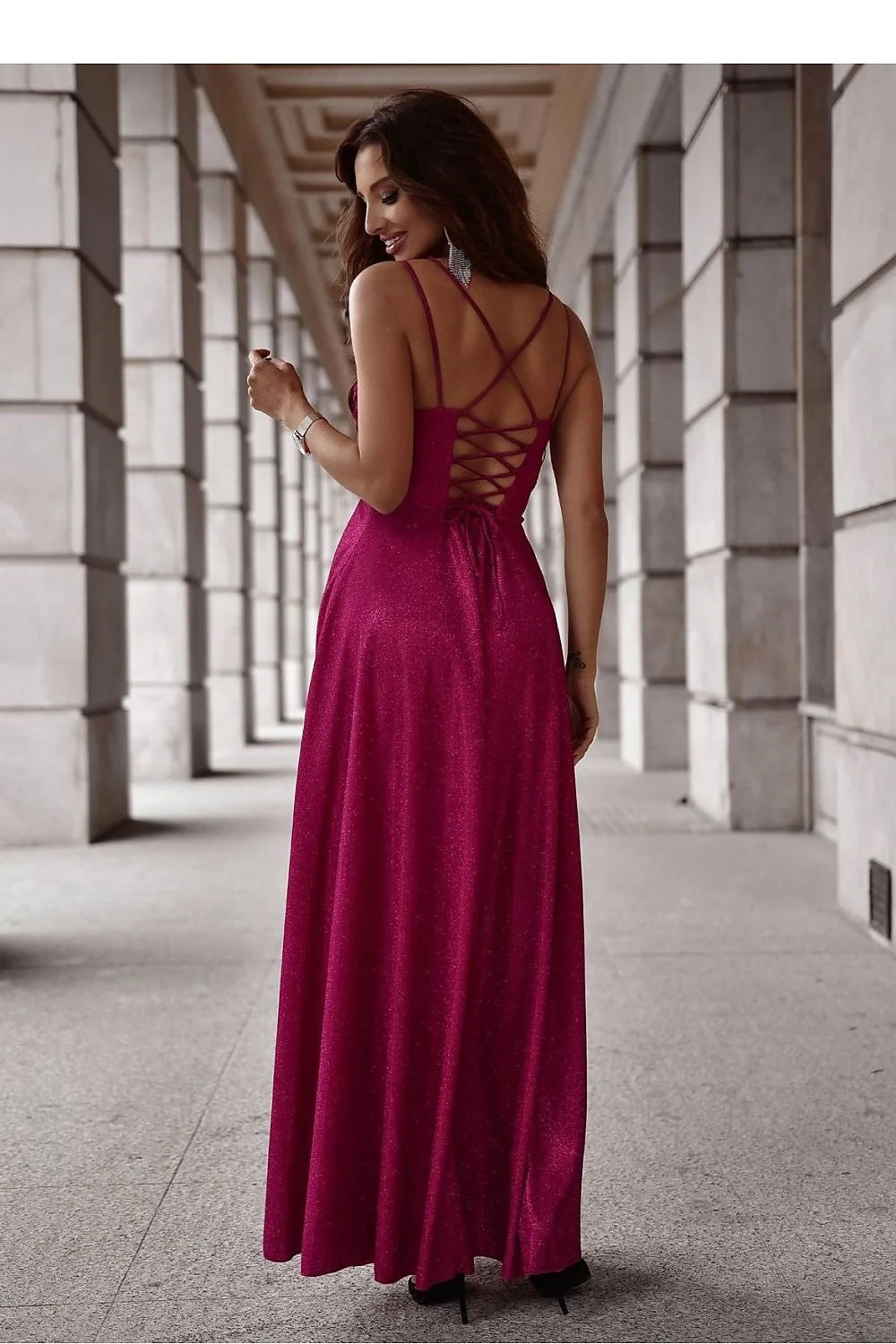 Robe longue soirée élégante rose framboise décolleté cœur bretelles fines taille cintrée fente haute escarpins noirs