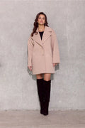 Manteau femme style classique en laine beige oversize coupe droite col revers deux boutons portefeuille