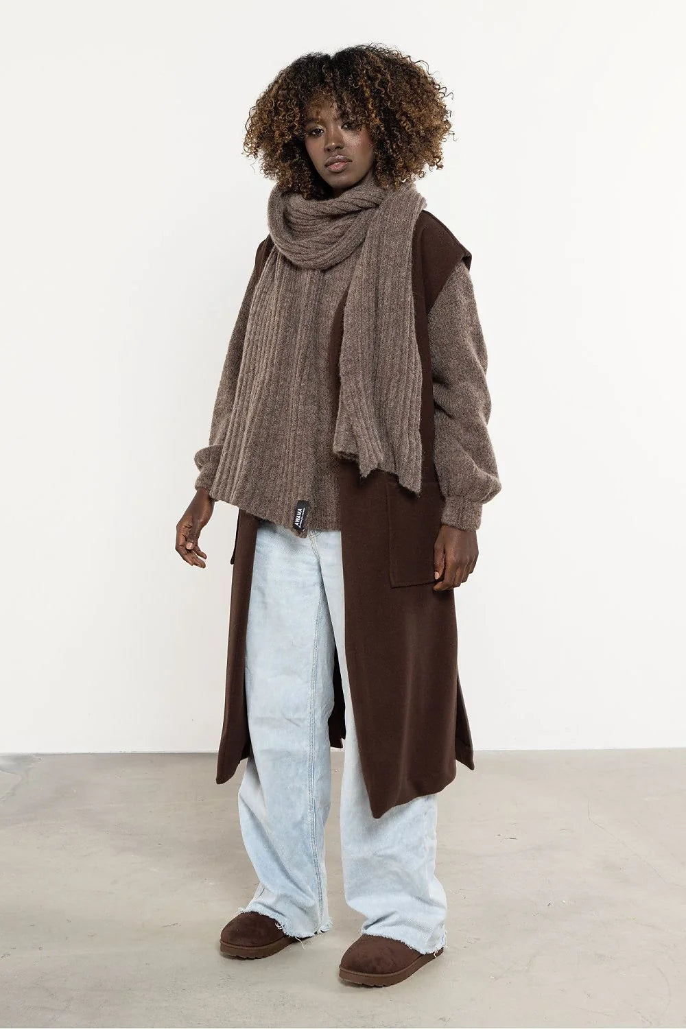 écharpe longue chaude oversize côtelée duveteuse mohair kid laine acrylique polyamide taupe marron cocooning généreuse réchauffante douce texturée effilochée