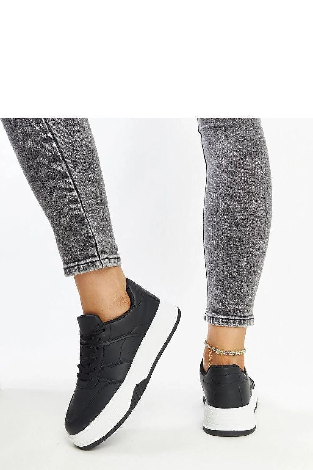 Baskets femme design moderne tendance baskets basses semelle épaisse cuir synthétique noir blanc confort urbain mode décontractée