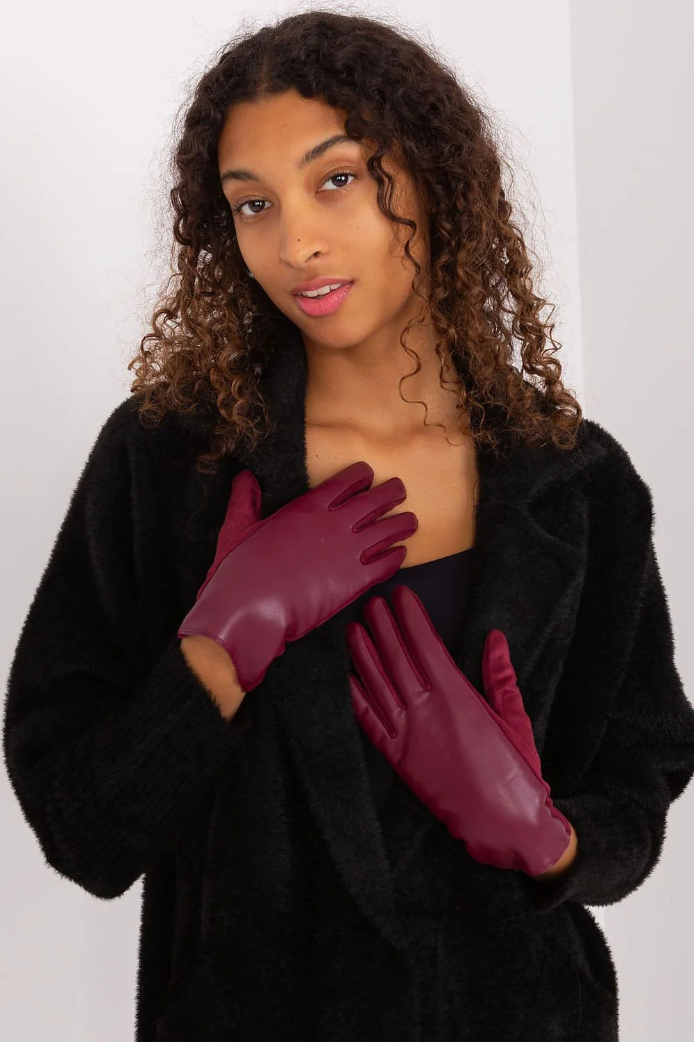 Gants élégants pour femmes en polyuréthane et polyester, style classique, couleur bordeaux, coupe ajustée, finitions luxueuses, manchons longs, motifs brodés, idéaux pour l'hiver, polyvalents, mode intemporelle, confort optimal, qualité premium