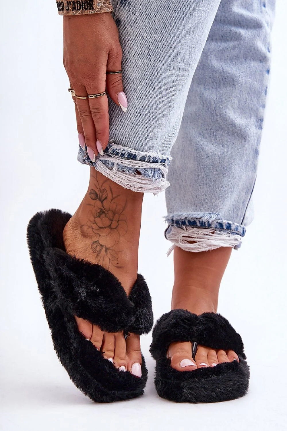 sandales femme fourrure noire mules bout ouvert plateforme épaisse semelle rembourrée douce peluche confortable décontractée cocooning intérieur maison élégante chic