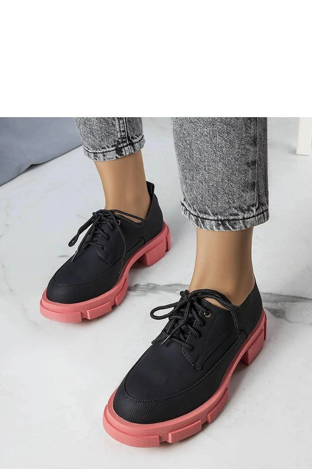 Chaussures basses pour femmes style derby cuir synthétique noir semelle rose audacieuse moderne confortable