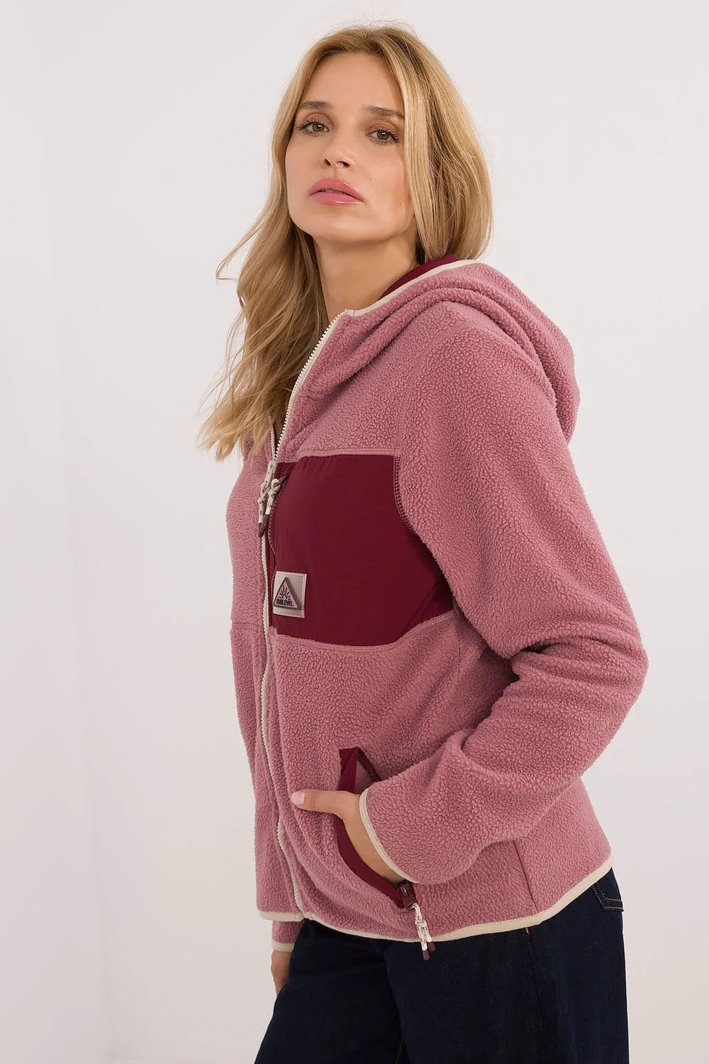 Veste pour femme en polaire style casual sportif rose poussiéreux manches longues capuche fermeture éclair poches latérales poitrine contrastée