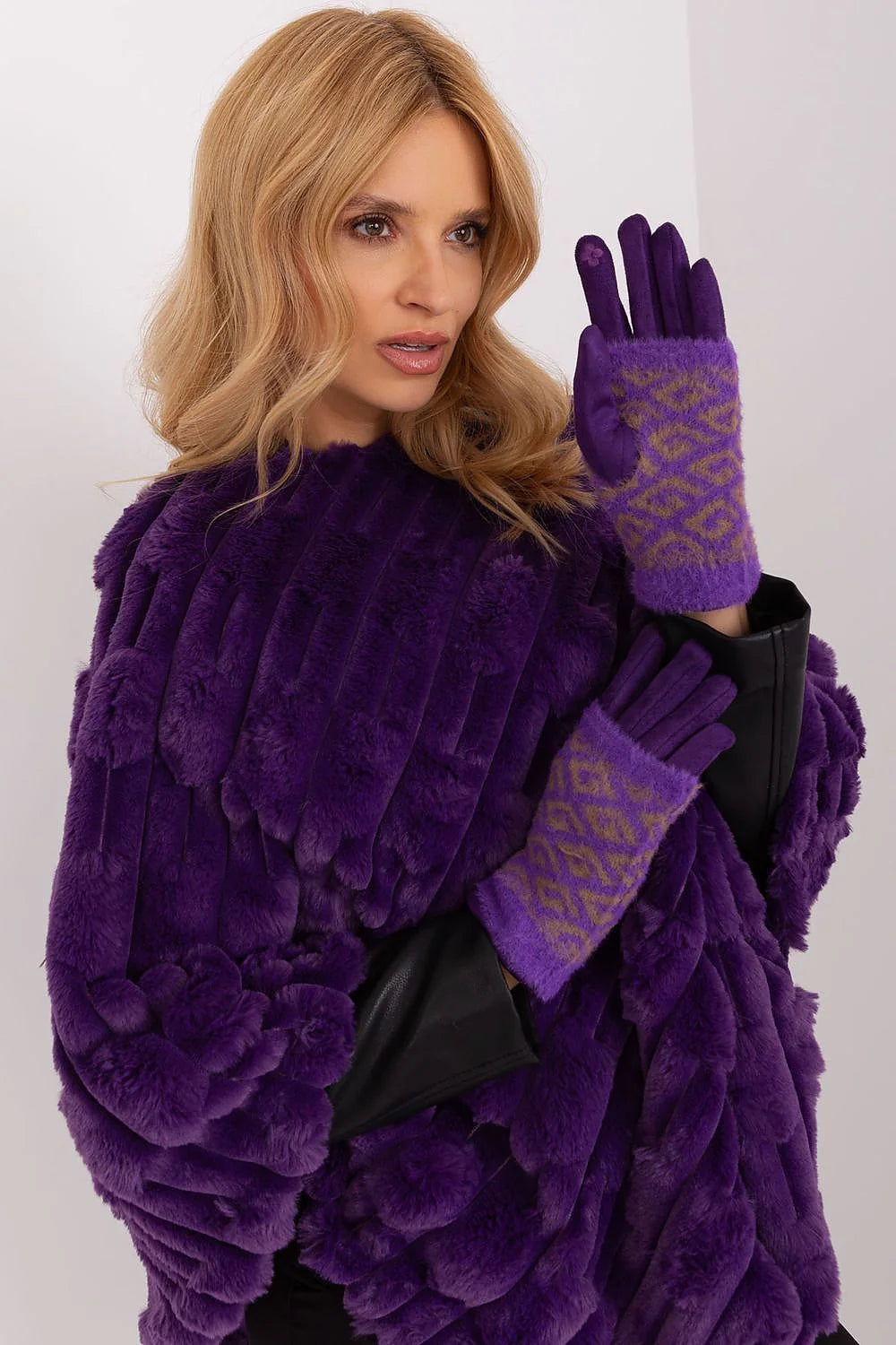 ensemble mode féminin manteau gants fourrure synthétique violet pourpre luxueux douillet ample élégant sophistiqué jacquard bordure suédine chaud
